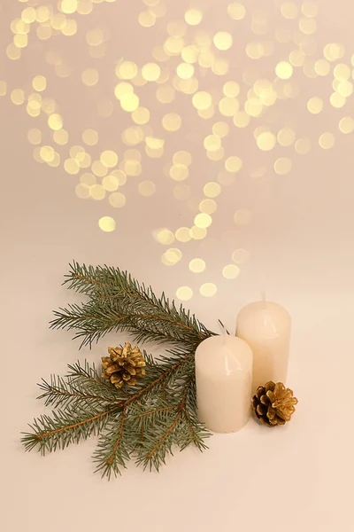 Composição de Natal. Velas e ramos de abeto com cones — Fotografia de Stock