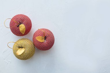 Noel kompozisyonu. Tatil süslemeleri altın ve kırmızı parlak aparatlar