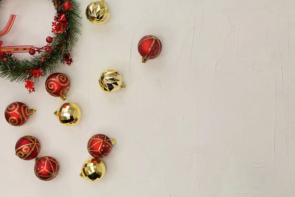 Composición navideña. Decoraciones de Navidad de oro y bolas rojas — Foto de Stock