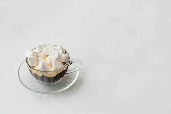 Tasse Kaffee mit Marshmallows auf weißem Hintergrund. — Stockfoto