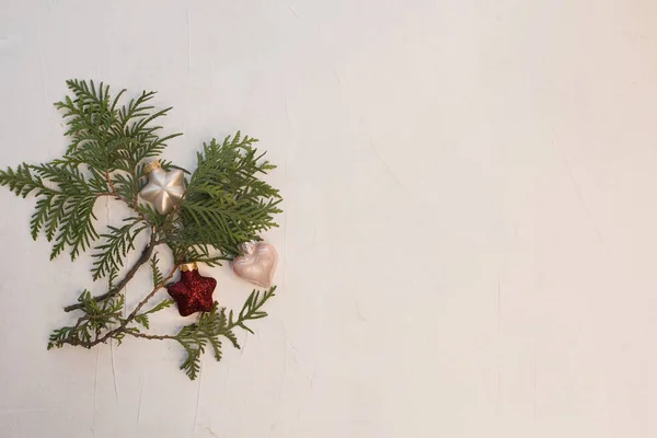 Composición navideña. Ramas de un árbol de Navidad verde con C —  Fotos de Stock