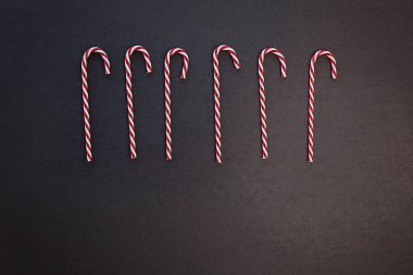 Noel kompozisyonu. Karamel çizgili baston şekerlemelerden bir çit.