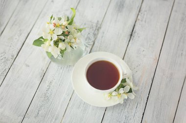 Beyaz desenli ahşap arka planda çay fincanı