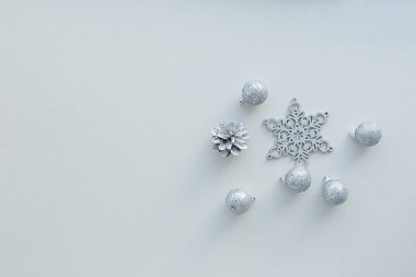 Noel kompozisyonu. Noel süsleri gümüş rengine boyanmış.