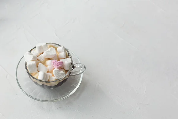 Kaffee in einer Tasse mit Untertasse und Marshmallows-Herzen auf einem weißen T — Stockfoto