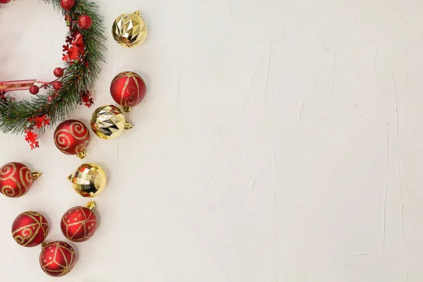 Χριστουγεννιάτικη σύνθεση. Χριστουγεννιάτικα στολίδια χρυσά και κόκκινες μπάλες — Φωτογραφία Αρχείου
