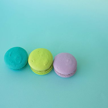 Mavi kare dokusal arka planda renkli badem kurabiyeleri