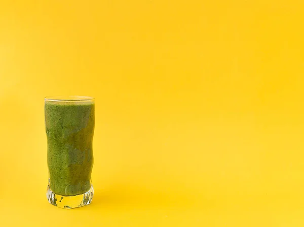 Gladde Groene Kruiden Een Glas Een Heldergele Achtergrond Minimalistisch Concept — Stockfoto