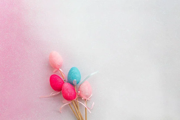 Kompozycja Wielkanocna Kolorowe Jajka Różowym Błyszczącym Tle Wybiórcze Skupienie Koncepcja — Zdjęcie stockowe