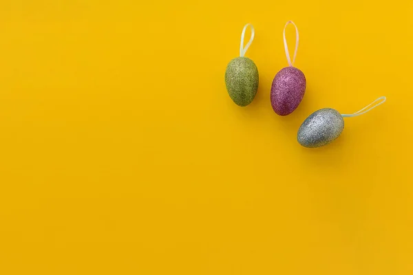 Composición Pascua Huevos Multicolores Relucientes Sobre Fondo Amarillo Enfoque Selectivo — Foto de Stock