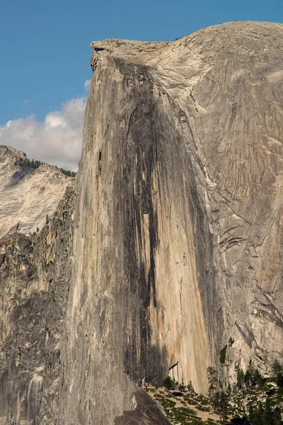 Demi-coupole dans le parc national Yosemite — Photo