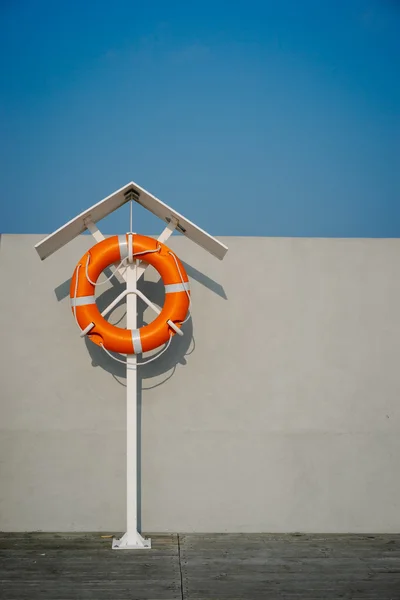 Anneau de vie orange sur la jetée Image En Vente