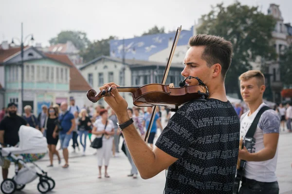 Sokak müzisyenleri klasik müzik çalma