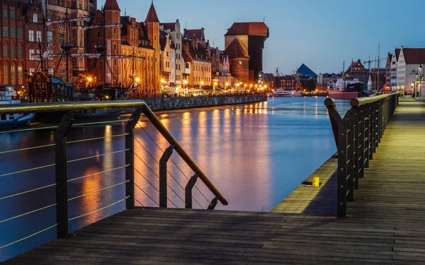 Набережная реки Мотлава с журавлем, Гданьск — стоковое фото