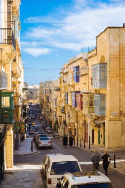 Valletta, Malta - 6 Mart 2017: Ünlü Cumhuriyet Caddesi geleneksel Malta Balkonlu ve Binalar.