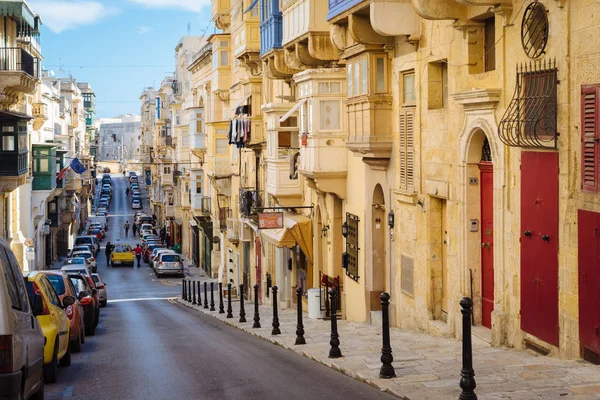 Valletta, Malta - 6 Mart 2017: Ünlü Cumhuriyet Caddesi geleneksel Malta Balkonlu ve Binalar.