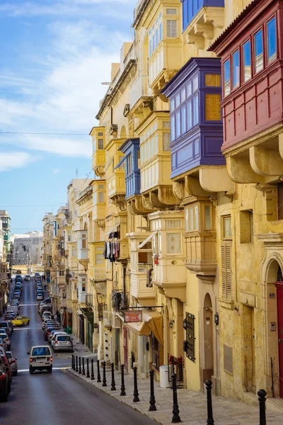 Valletta, Malta - 6 Mart 2017: Ünlü Cumhuriyet Caddesi geleneksel Malta Balkonlu ve Binalar.