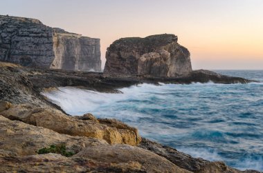 Gozo Adası kayalıklarla bahar fırtına sırasında mantar kaya (küçük adacık) ile. Dwejra, Malta Takımadaları