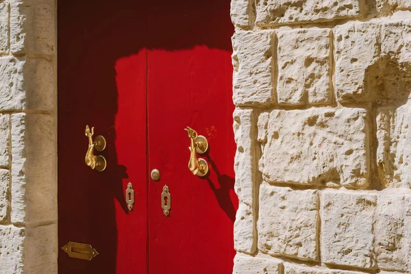 Традиционная Мальтийская Дверь Золотыми Дверными Стукачами Дельфинов Стоковое Изображение