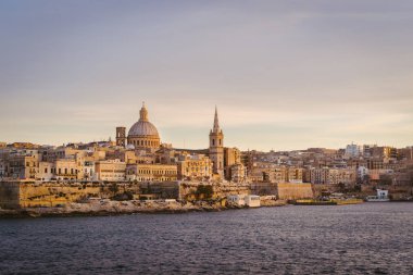 Valletta manzarası ile Bazilika, Sliema, Malta görüntülenen gün batımında