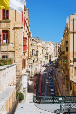 Valletta, Malta - 12 Mart 2017: sokak görünümü eski geleneksel Malta ile kasaba ev sahipliği yapmaktadır ve küçük köprü. Bir Valletta ünlü turistik görme