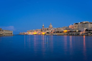 Malta. Gün batımında Valletta silueti Manoel Adası 'ndan Bazilika ve Lazzaretto ile Ta Xbiex' ten izleniyor.