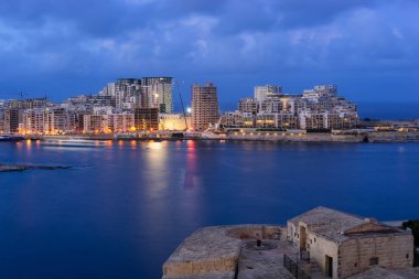 Malta. Valletta şehir duvarlarından Sliema ve Marsamxett limanının panoramik görüntüsü.