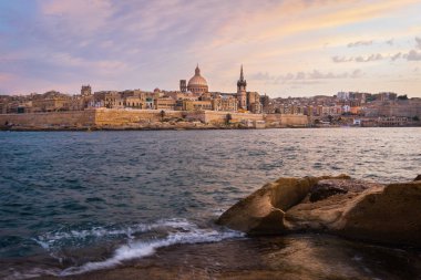Malta. Gün batımında Valletta sahilinde, Sliema 'dan seyredilen Carmel Dağı Bazilikası' yla..