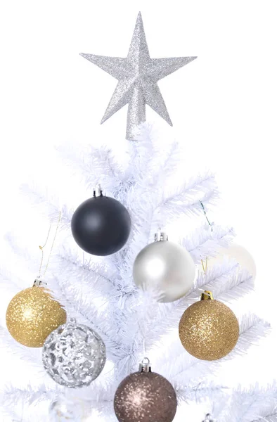 Beyaz Noel Ağacı Renkli mücevherlerle beyaz bir arkaplanda