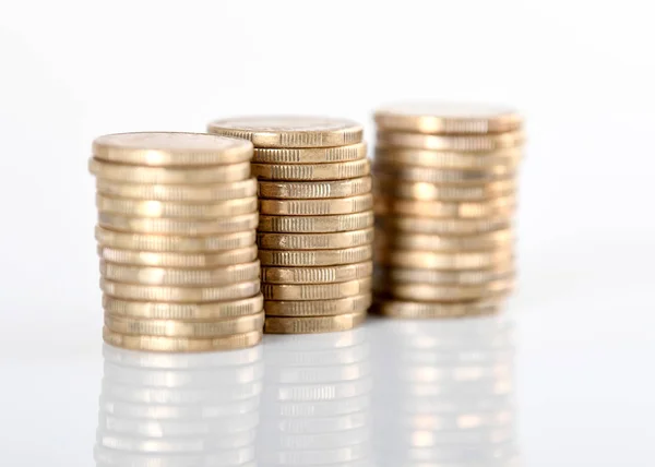 Bir yığın Avustralya altın sikkesi beyaz arka planda.