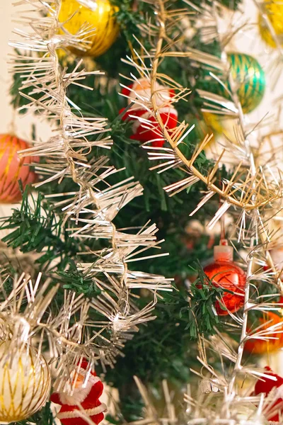 Tinsel à l'arbre de Noël artificiel — Photo
