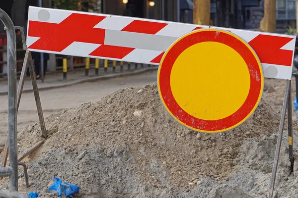 Sinal de trânsito rodoviário fechado e barreira de construção — Fotografia de Stock