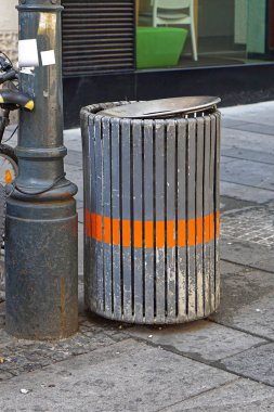 Yuvarlak çöp kutusu