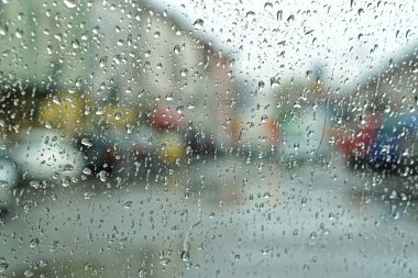 Yağmurlu bir gün hava bulanık