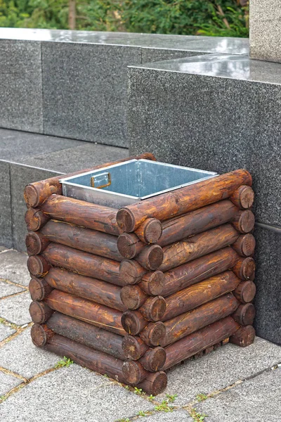 Dřevěný odpadkový koš — Stock fotografie