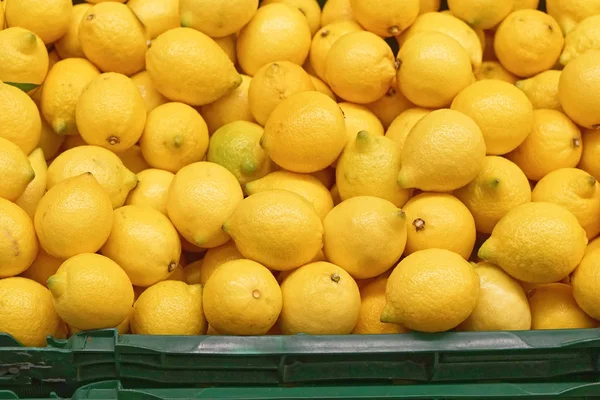 Лимоны в ящике — стоковое фото
