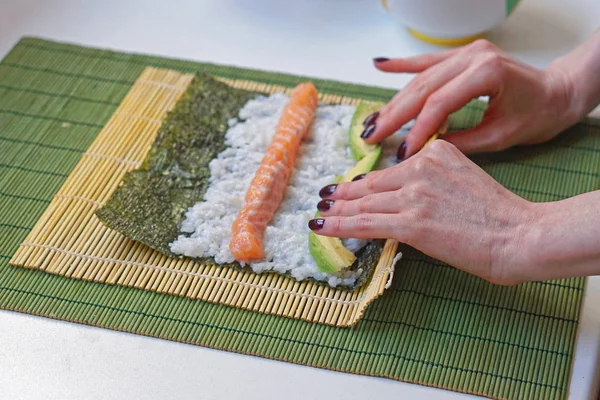Odbourání sushi v bamboo — Stock fotografie