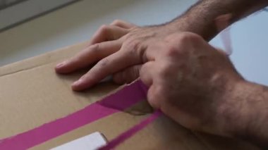 Şerit kutu paket adam çekme açmak için