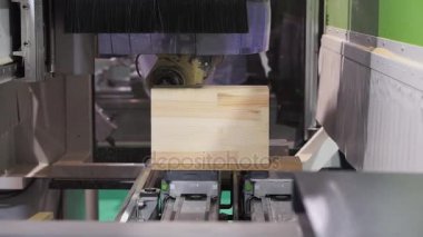 Tahta parçası ile CNC ağaç işleme makinesi