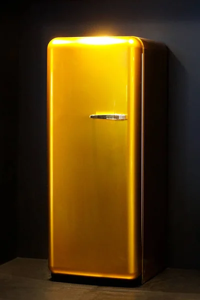 Altın buzdolabı retro — Stok fotoğraf
