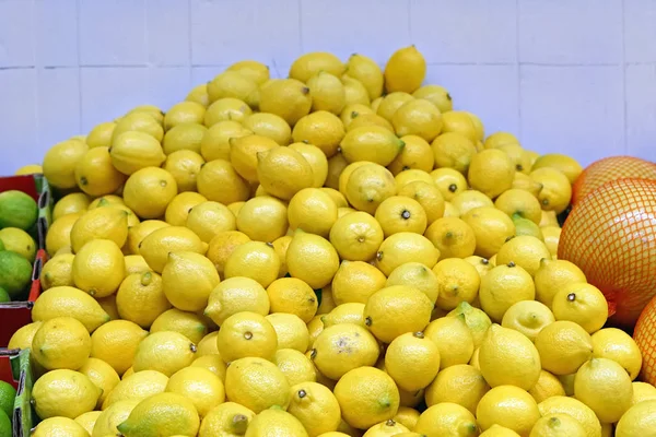Grande Grupo Limões Amarelos Loja — Fotografia de Stock