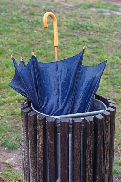 Paraplu in vuilnisbak — Stockfoto