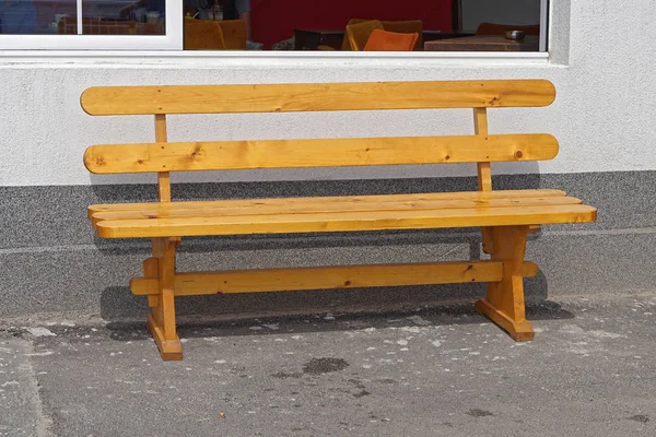Moderní dřevěná lavička — Stock fotografie