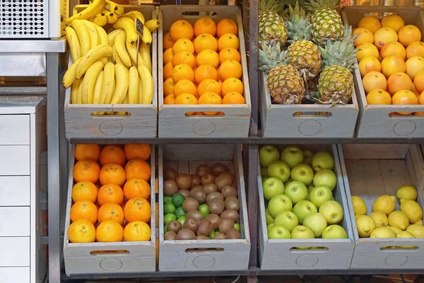 Frukter i lådor — Stockfoto