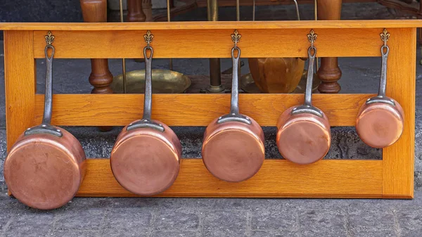 銅の鍋の棚 — ストック写真