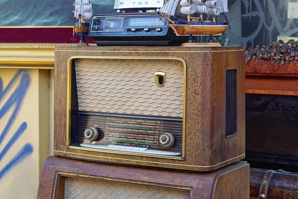 Gammal vintage radio — Stockfoto