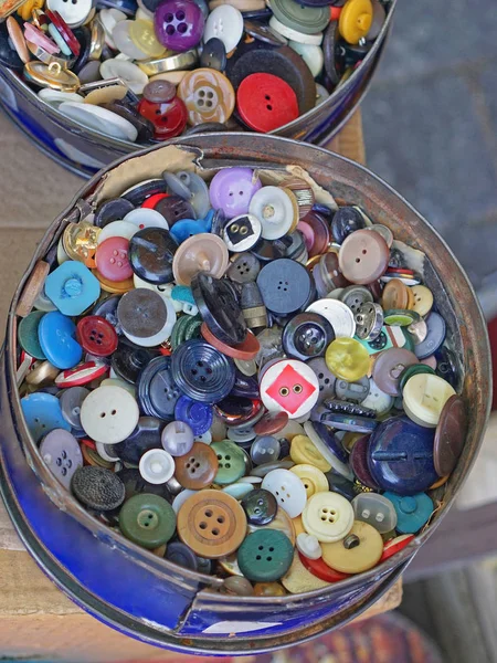 Botones de costura en caja —  Fotos de Stock