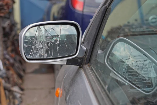 Broken car mirror — Stock Photo, Image