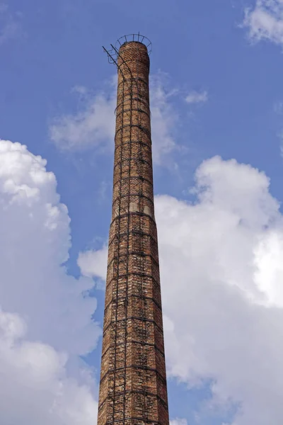 Кирпичный дымоход — стоковое фото