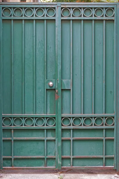 Green gate door — Stock Photo, Image